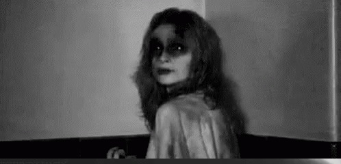 Fantasma de una mujer enfurecido: Gifs de suspendo y misterio